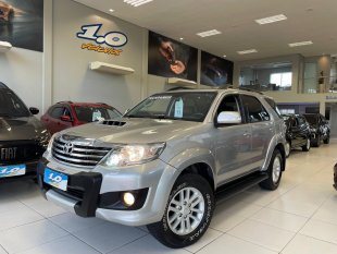 HILUX SW4 SRV 3.0D AT 5M, TRAÇÃO 4X4, 7 LUGARES ** PRATA **